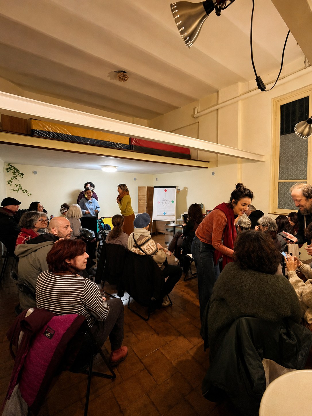 Partecipanti durante l'incontro pubblico della Biblioteca degli Oggetti